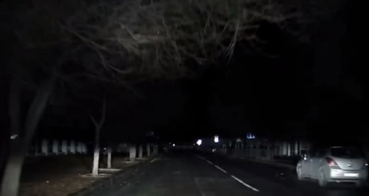 okkupirovannii-donetsk-i-prilegayushchie-raioni-pogruzilis-v-blekaut-posle-ataki-dronov-smi