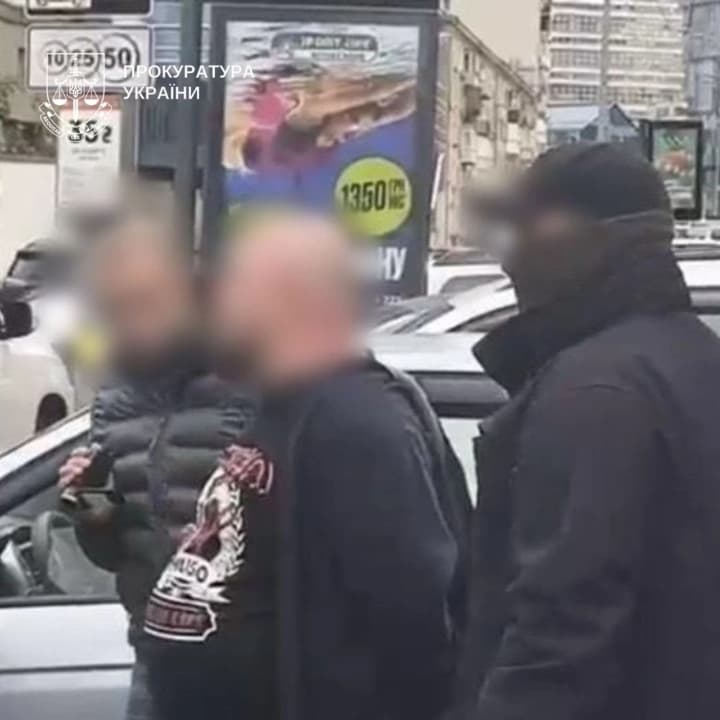 obeshchal-ustroit-v-pravookhranitelnie-organi-za-25-tisyach-dollarov-v-kieve-zaderzhali-muzhchinu