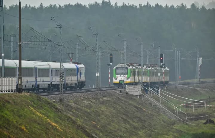 dvizhenie-posle-diversii-na-zheleznoi-doroge-v-polshe-vozobnovleno