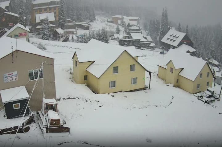 western-ukraine-covered-in-sudden-snow-tatariv-yaremche-and-bukovel-in-a-white-blanket