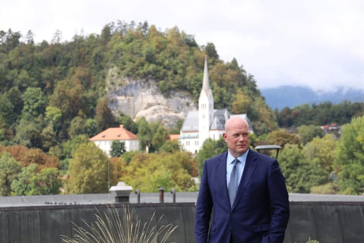 posol-trampa-v-nato-zayavlyaet-chto-yes-dolzhen-zanyat-agressivnuyu-pozitsiyu-v-otnoshenii-rf-i-prodvinutsya-s-planom-po-zamorozhennim-aktivam