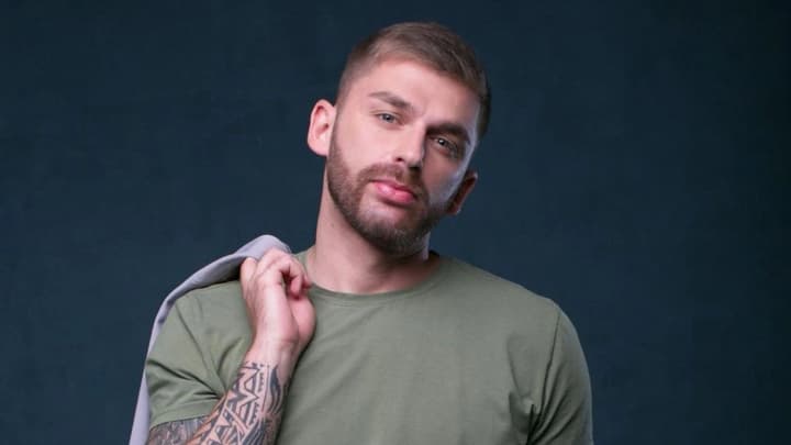 ukrainian-comedian-andriy-rybak-found-his-photo-on-the-cover-of-a-bdsm-book-on-amazon-demands-compensation