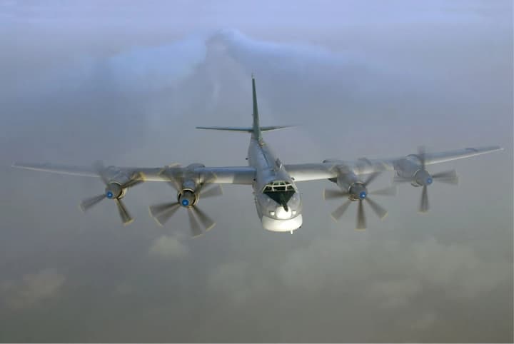 rossiya-podnyala-v-nebo-6-strategicheskikh-bombardirovshchikov-tu-95ms