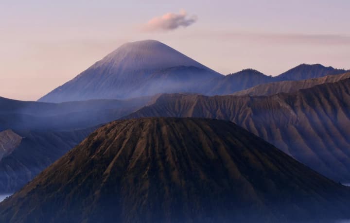 v-indonezii-prokynuvsia-vulkan-semeru-popil-zdiiniavsia-v-nebo-na-ponad-10-000-metriv-obmezheno-poloty-litakiv