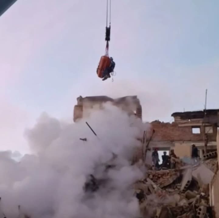 iz-pod-zavalov-v-ternopole-izvlekli-zhivim-20-letnego-parnya-kotorii-bil-zablokirovan-mezhdu-plitami-gorodskoi-golova-nadal