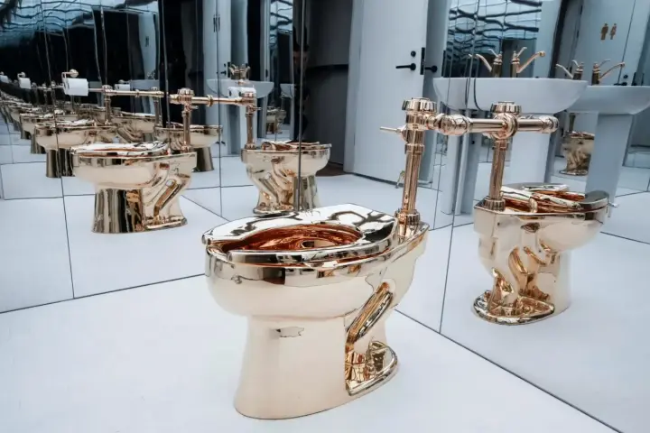 golden-toilet-america-sold-at-sothebys-auction-for-dollar12-million