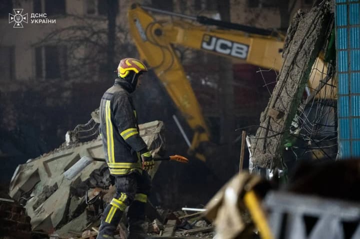 v-ternopole-22-cheloveka-do-sikh-por-ishchut-posle-rossiiskogo-udara-zelenskii