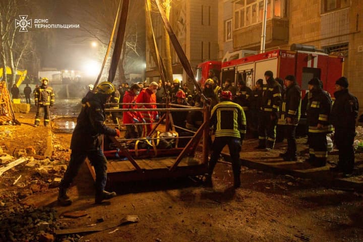 kilkist-zhertv-rosiiskoi-ataky-na-ternopil-zrosla-do-27-z-pid-zavaliv-distaly-tilo-zhinky