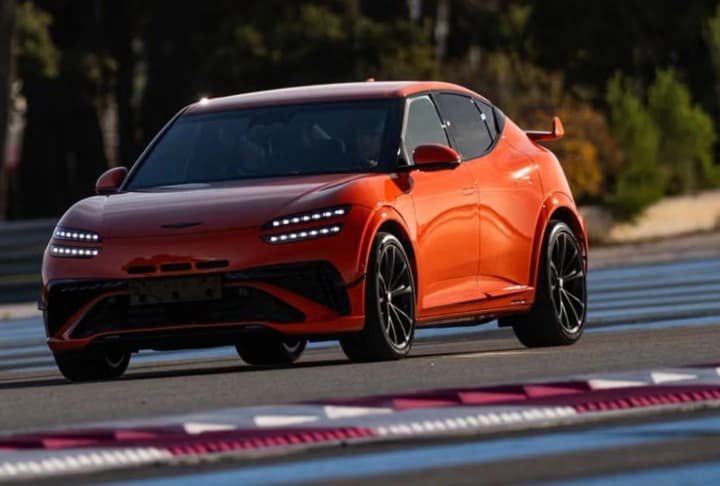 hyundai-zapuskaet-visokoproizvoditelnii-elektromobil-genesis-gv60-magma-bloomberg