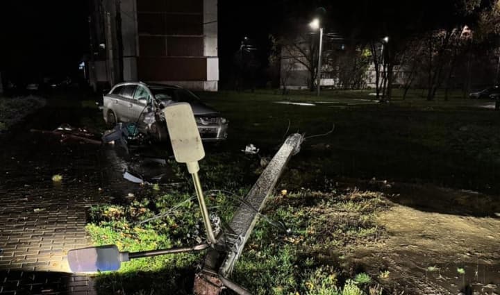 road-accident-in-kharkiv-toyota-avensis-driver-crashed-into-a-power-pole-injuring-three-teenagers