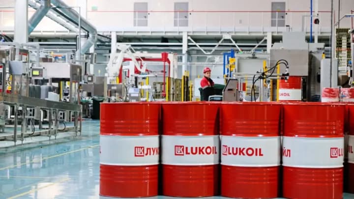 kompaniya-iz-oae-zainteresovalas-aktivami-rossiiskogo-lukoila-posle-sanktsii-ssha-reuters