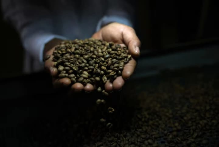 mirovie-tseni-na-kofe-rezko-snizilis-posle-otmeni-poshlin-trampom-reuters