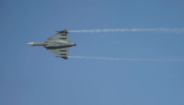 indiiskii-istrebitel-razbilsya-vo-vremya-demonstratsionnogo-poleta-na-aviasalone-v-dubae-pilot-pogib