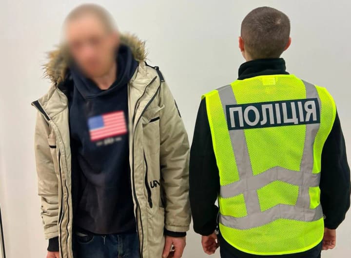 pidirvav-straikbolnu-hranatu-pid-chas-vtechi-z-mahazynu-u-kyievi-zatrymaly-hrabizhnyka-retsydyvista