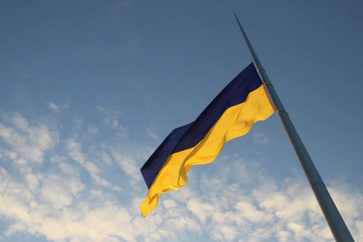 kyiv-lowers-ukraines-largest-flag-in-memory-of-holodomor-victims