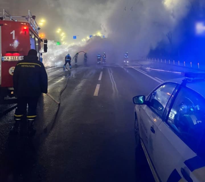 v-kieve-zagorelsya-avtomobil-na-bulvare-nikolaya-mikhnovskogo-dvizhenie-transporta-v-tsentr-goroda-ogranichili