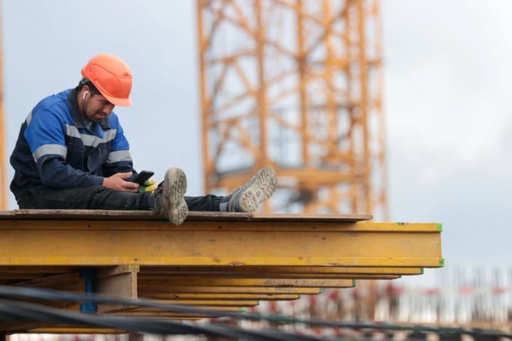 zarplatnii-krizis-okhvatil-vse-regioni-rossii-zadolzhennost-previsila-195-mlrd-rublei-razvedka