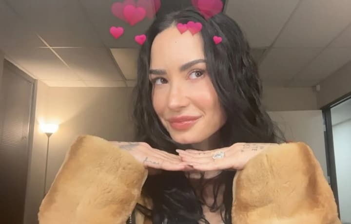 demi-lovato-ustroila-tantsi-na-yakhte-i-rasskazala-o-rabote-nad-dokumentalnim-filmom