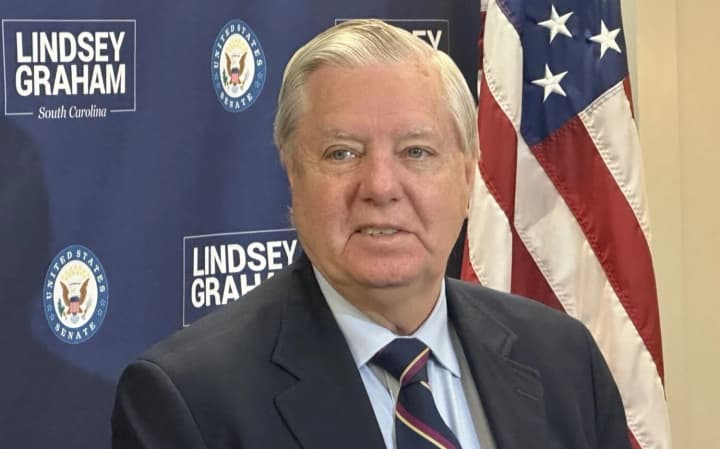 grem-tramp-stremitsya-k-miru-v-ukraine-podtalkivaya-obe-storoni-k-peregovoram