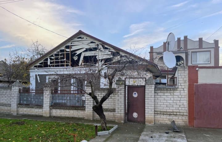 pogibshie-i-ranenie-mirnie-zhiteli-povrezhdennie-grazhdanskie-obekti-politseiskie-dokumentiruyut-voennie-prestupleniya-rossiyan-na-khersonshchine