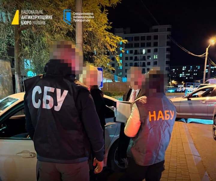 za-10-tisyach-dollarov-prinimali-nuzhnie-resheniya-v-sudakh-v-odesse-razoblacheni-sudya-i-advokat