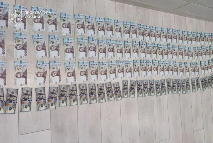 organizovali-skhemu-perepravki-muzhchin-za-granitsu-za-20-000-dollarov-dvum-zhitelyam-dnepra-obyavili-podozrenie