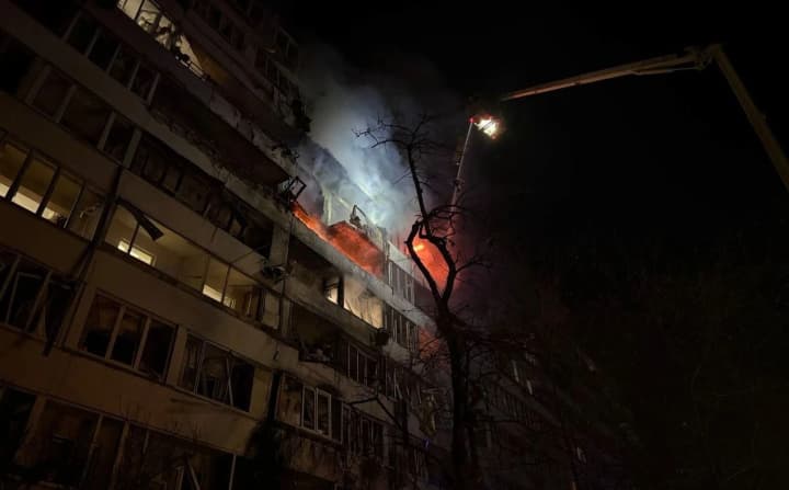 4-cheloveka-raneni-yest-popadaniya-v-zhilie-doma-poyavilis-kadri-nochnoi-kombinirovannoi-ataki-na-kiev