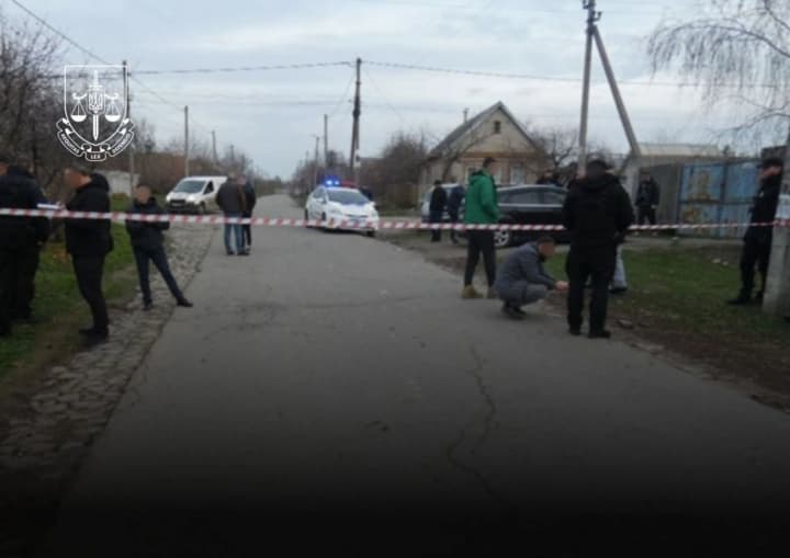 sovershil-ne-menee-13-vistrelov-v-zaporozhe-politseiskii-ranil-troikh-voennikh