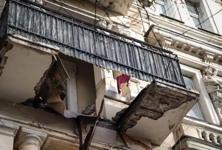 v-odesi-obvalyvsia-balkon-z-dvoma-zhinkamy-u-dsns-rozpovily-detali