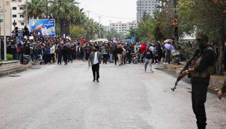 v-siriiskoi-latakii-siloviki-otkrili-ogon-dlya-razgona-stolknovenii-mezhdu-gruppami-demonstrantov