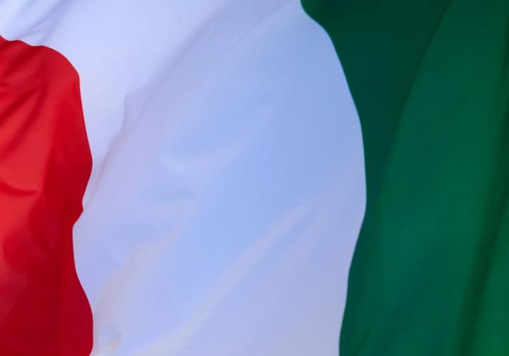 italiia-zaprovadyla-dovichne-uviaznennia-za-femitsyd-pislia-trahedii-shcho-skolykhnula-krainu