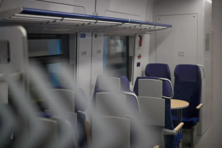 ukrzaliznytsia-obmezhyt-kursuvannia-prymiskykh-poizdiv-u-hrudni-hrafiky-tezh-zminiat