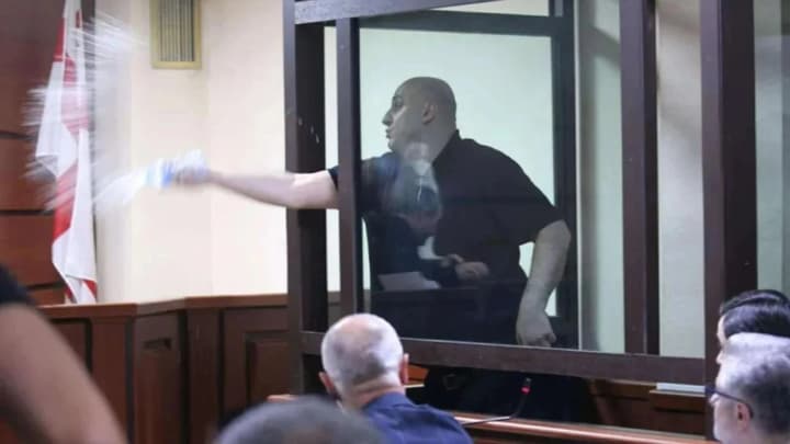 v-gruzii-oppozitsioneru-melii-dali-15-goda-tyurmi-za-to-chto-on-oblil-vodoi-sudyu