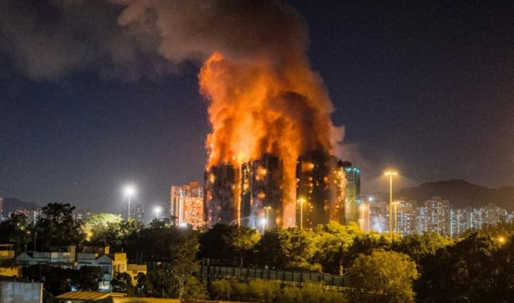 smertelna-pozhezha-v-honkonzi-vykryla-nebezpeku-bambukovykh-ryshtuvan-vlada-pereviriaie-budivelni-standarty