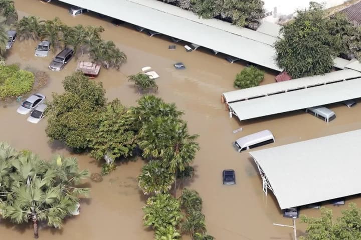 navodnenie-na-yuge-tailanda-uneslo-145-zhiznei-voda-nachala-otstupat