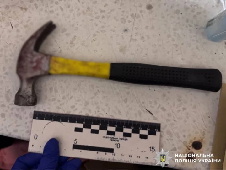 in-kyiv-oblast-a-man-repeatedly-struck-a-woman-with-a-hammer-on-the-head-the-victim-is-in-the-hospital