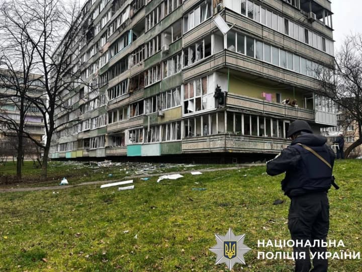 na-kyivshchyni-ataka-rf-zabrala-zhyttia-liudyny-8-poranenykh-pokazaly-sytuatsiiu-pislia-dronovoho-udaru-u-brovarakh