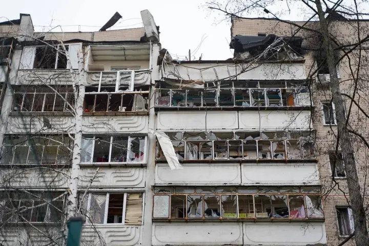 ataka-na-kievskuyu-oblast-tri-cheloveka-ostayutsya-v-bolnitsakh-povrezhdeno-15-mnogoetazhek-i-72-chastnikh-doma