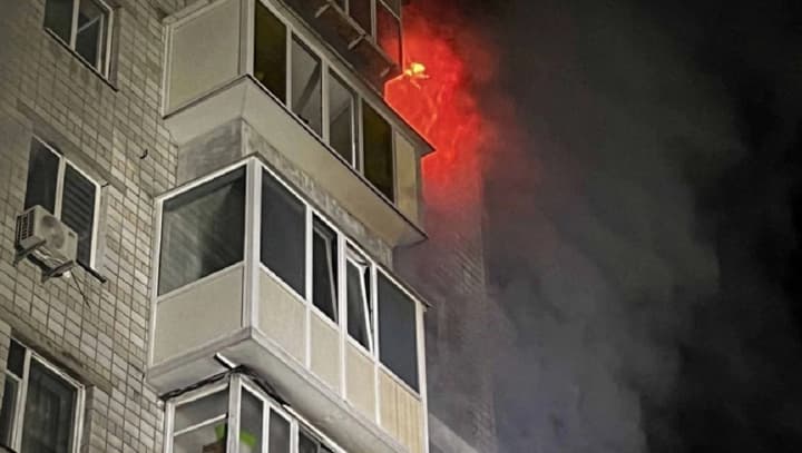 raketnii-udar-po-vishgorodu-spasateli-obnarodovali-kadri-pozhara-v-mnogoetazhke