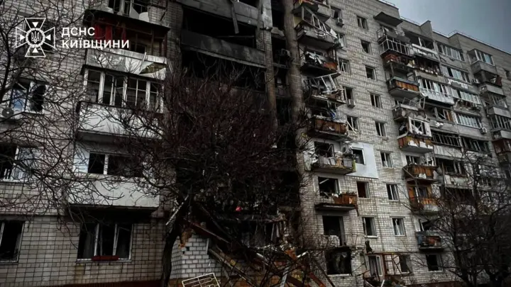 v-vishgorode-polnostyu-likvidirovali-pozhar-v-mnogoetazhke-posle-ataki-rf-spasateli-pokazali-masshtabi-i-posledstviya-gschs