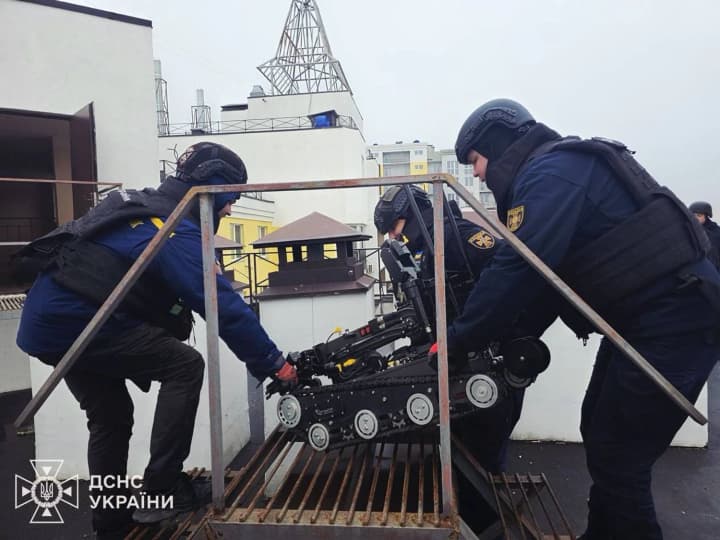 rescuers-conducted-a-unique-operation-to-clear-a-high-rise-building-in-vyshhorod-of-mines