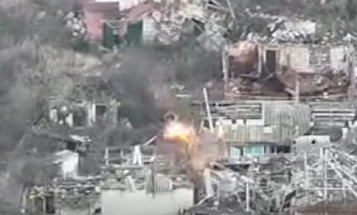 ukrainskie-voini-sorvali-popitku-rossiyan-podnyat-trikolor-nad-zdaniem-v-volchanske