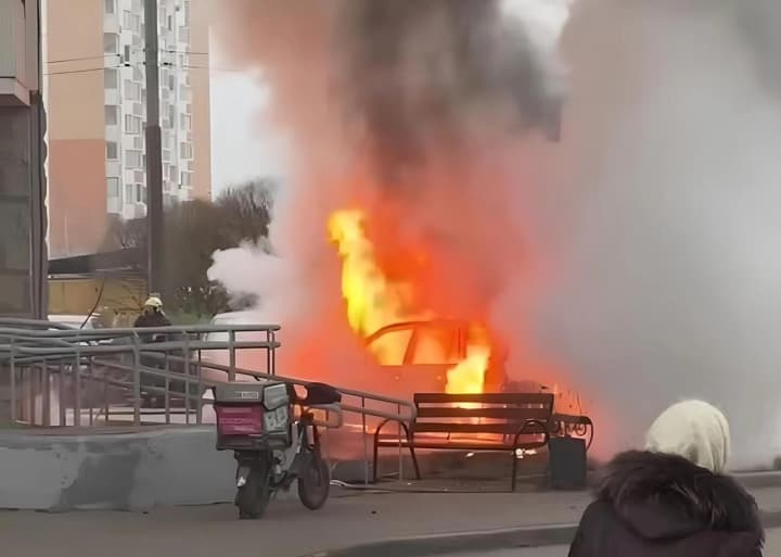 avto-rozrobnyka-tsilevkazivnykiv-dlia-raket-vybukhnulo-u-moskvi-vlasnyk-u-vidriadzhenni