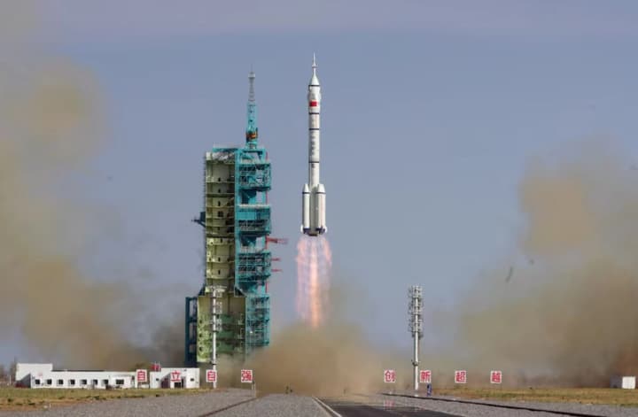 poshkodzhenyi-kosmichnyi-korabel-shenchzhou-20-povernetsia-na-zemliu-bez-ekipazhu-dlia-detalnoho-ohliadu