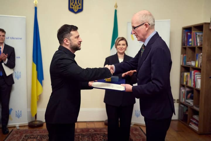 v-dubline-zelenskii-nagradil-medikov-za-vnedrenie-peredovikh-metodik-ekstrennoi-pomoshchi-na-fronte