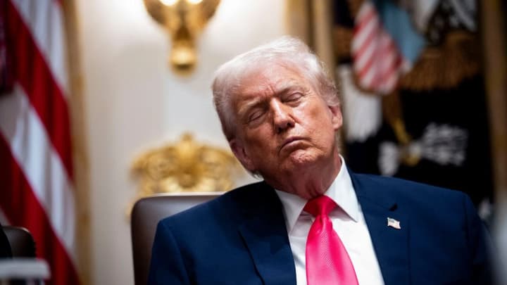 donald-tramp-drimav-pid-chas-zasidannia-kabminu-u-bilomu-domi