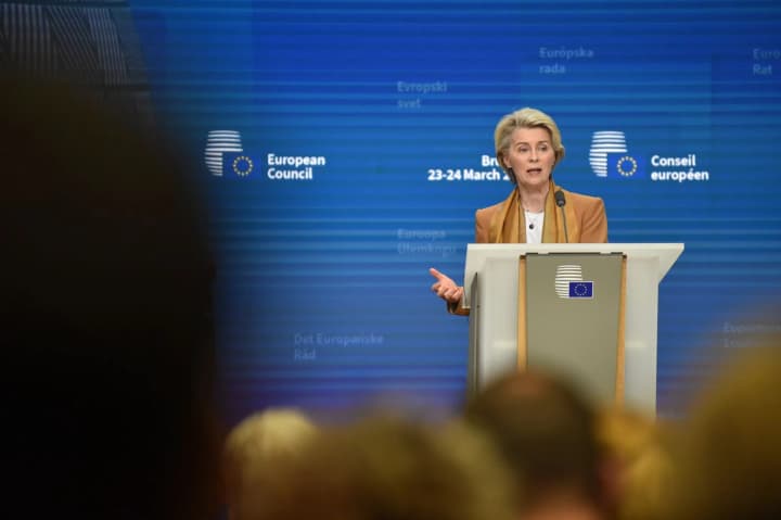 bulo-pozytyvno-spryiniato-fon-der-liaien-zaiavyla-shcho-administratsiiu-trampa-povidomyly-pro-plany-na-reparatsiinyi-kredyt-z-aktyviv-rf