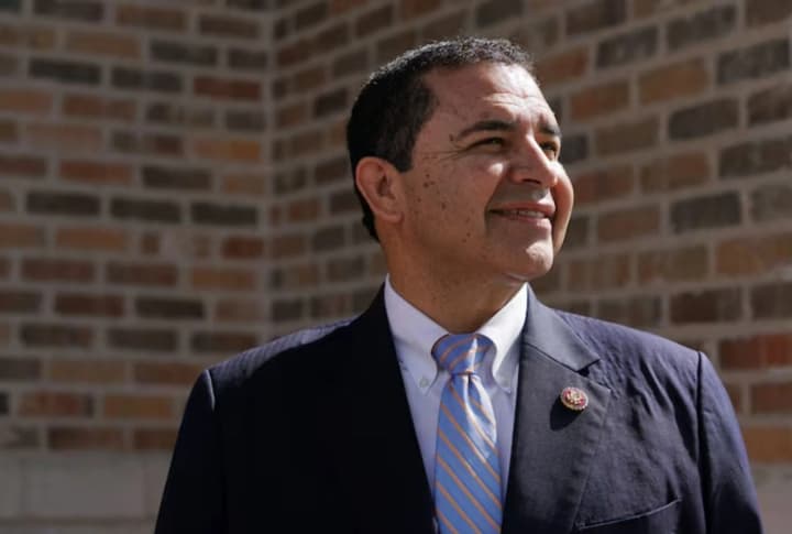 tramp-pomyluvav-konhresmena-demokrata-zvynuvachenyi-u-khabarnytstvi-henri-kueliar-razom-iz-druzhynoiu-zvilnenyi-vid-pokarannia