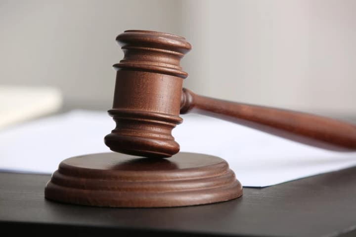 prichastnie-k-obstrelu-ocheredi-za-khlebom-i-ubiistvu-20-chelovek-v-chernigove-delo-trekh-rossiiskikh-komandirov-peredali-v-sud