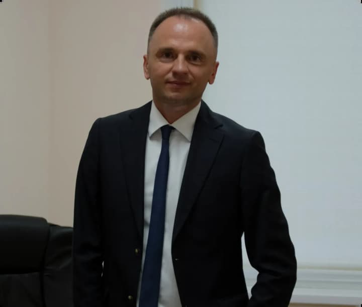 chernaya-pyatnitsa-dlya-pishnogo-i-icu-politolog-o-tom-kak-otstavka-yermaka-razrushila-ikh-immunitet